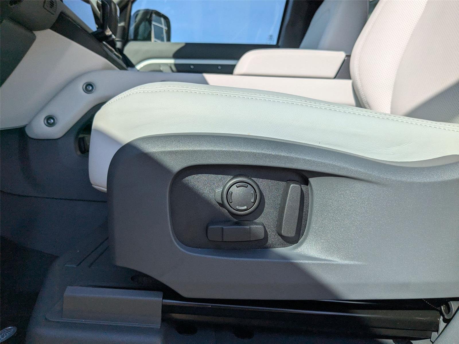 Used 2025 Fuji White Land Rover X-Dynamic SE image 15