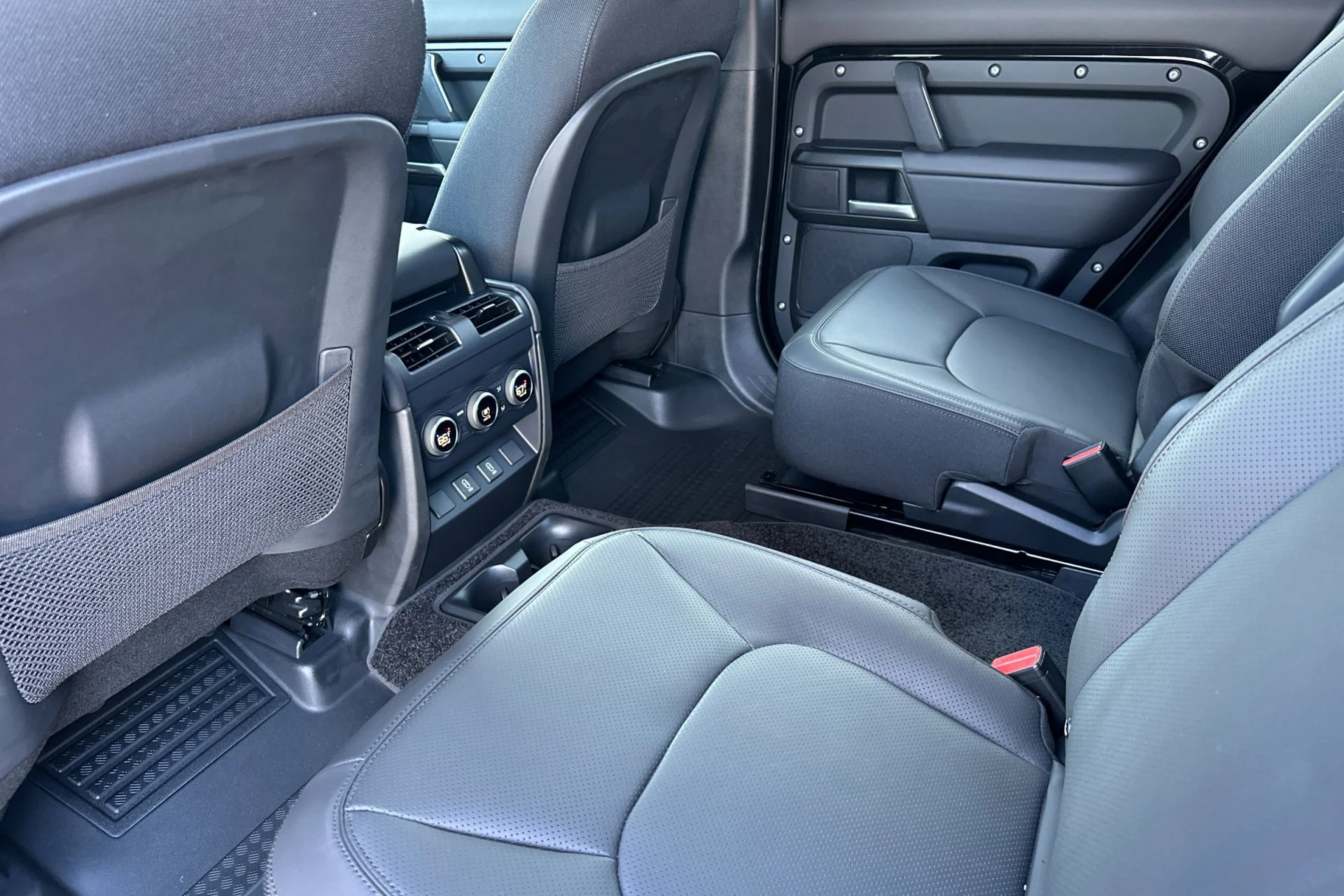 New 2026 Santorini Black Land Rover V8 image 4