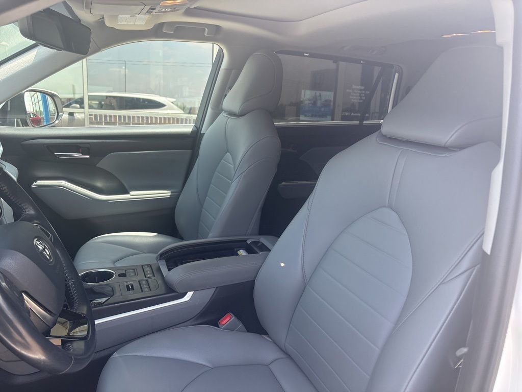 Used 2021 Blizzard Pearl Toyota XLE image 11