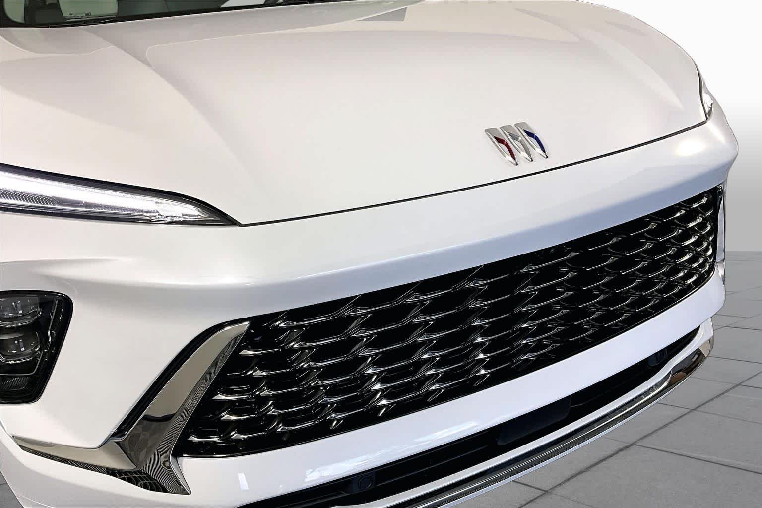 Used 2025 Iridescent White Tricoat Buick Avenir image 29