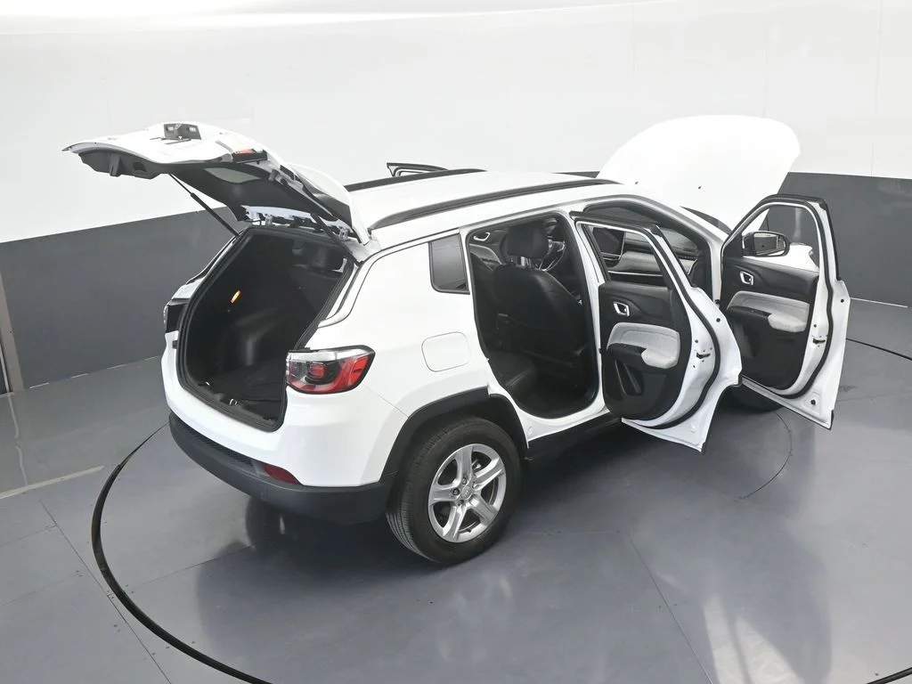 Used 2023 Bright White Clearcoat Jeep Latitude image 31