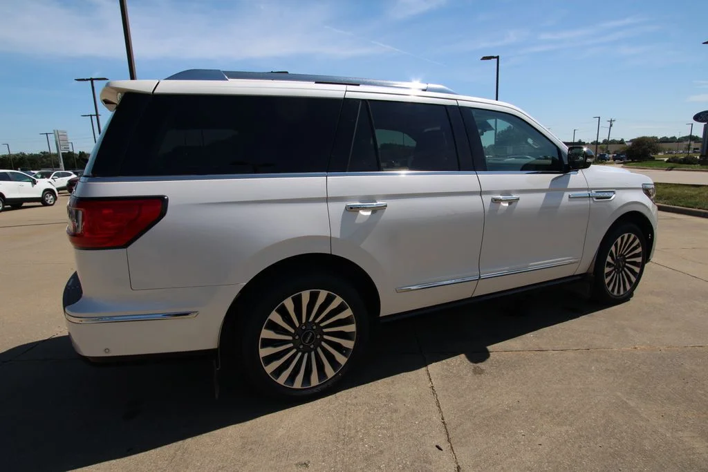 Used 2019 White Platinum Tri-Coat Metallic Lincoln Reserve image 5