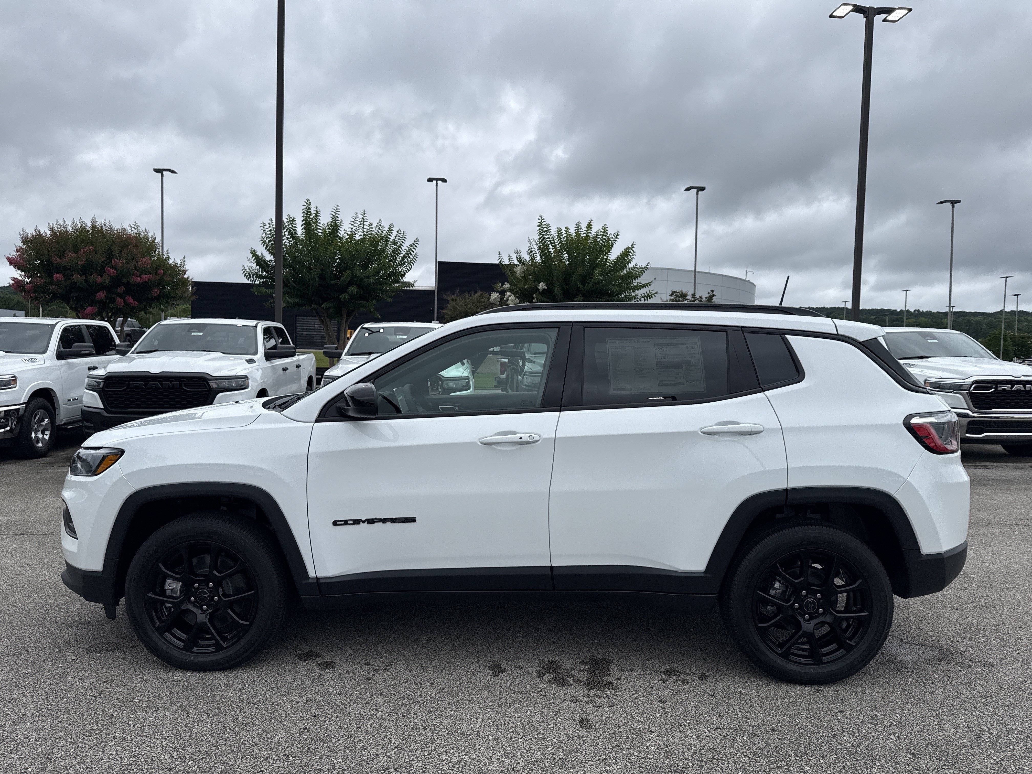 New 2026 Bright White Clear-Coat Exterior Paint Jeep Latitude image 4