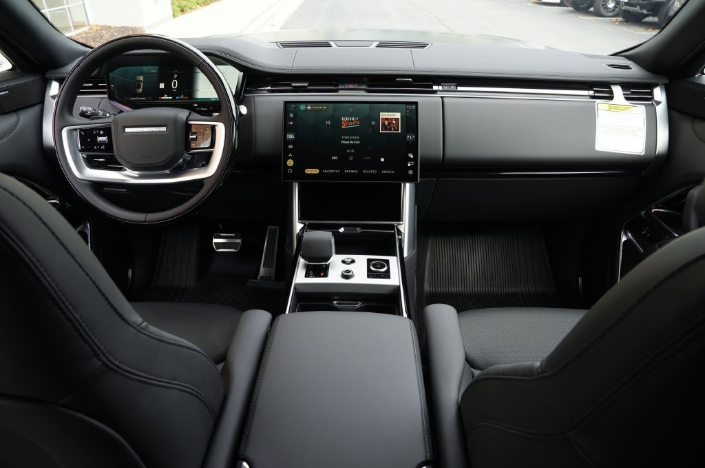 New 2027 British Racing Green Satin Land Rover SE image 9