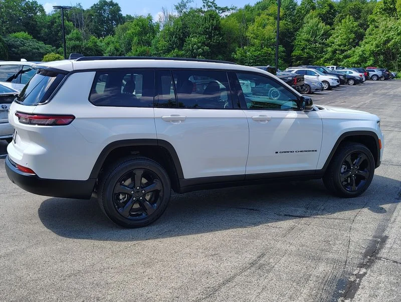 Used 2025 White Jeep Altitude X image 5
