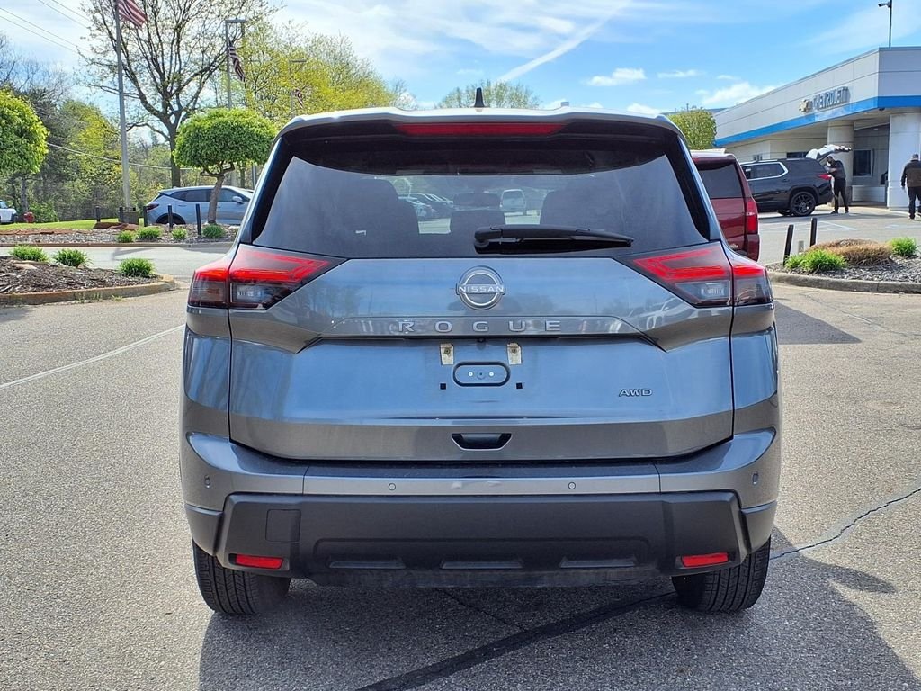 Used 2024 Gray Nissan S image 6