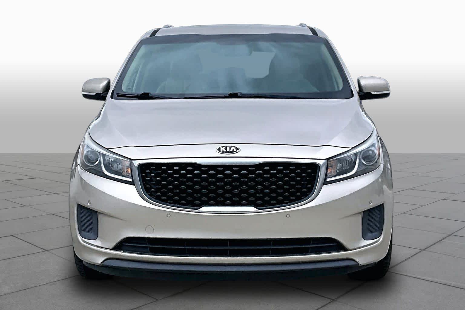 Used 2017 Beachwood Pearl Kia LX image 4