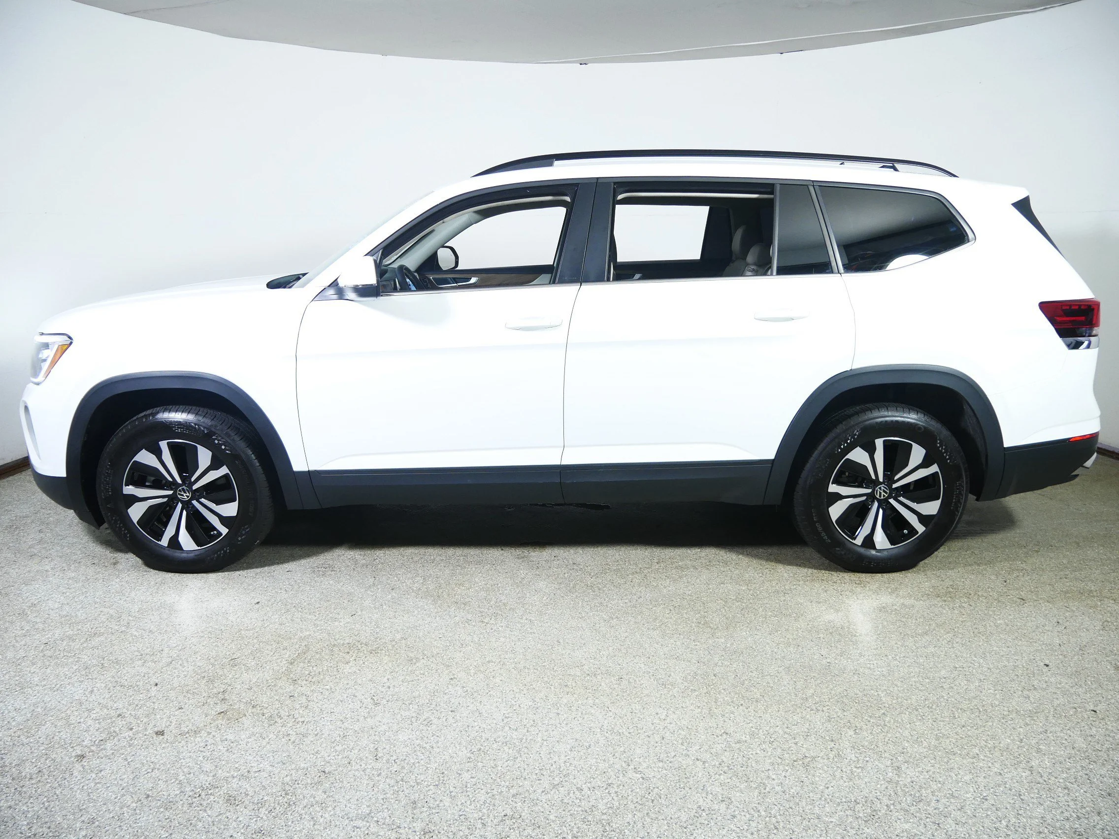 Used 2025 Pure White Volkswagen 2.0T SE image 4
