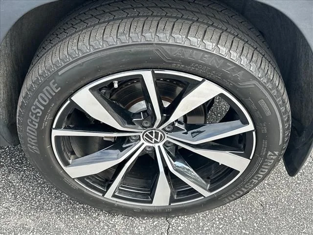 Used 2024  Volkswagen 2.0T SEL Premium R-Line image 35