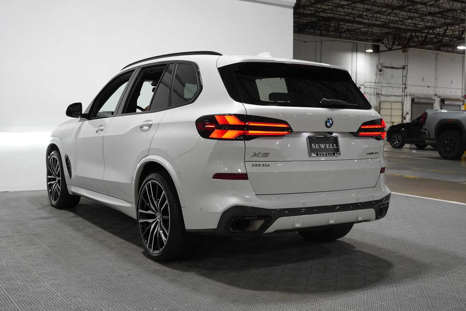Certified Used 2024 Mineral White Metallic BMW xDrive40i image 4