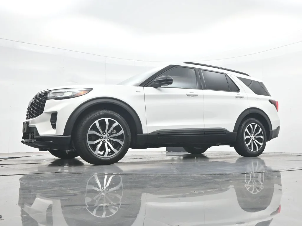 New 2026 Star White Metallic Tri-Coat Ford ST-Line image 42