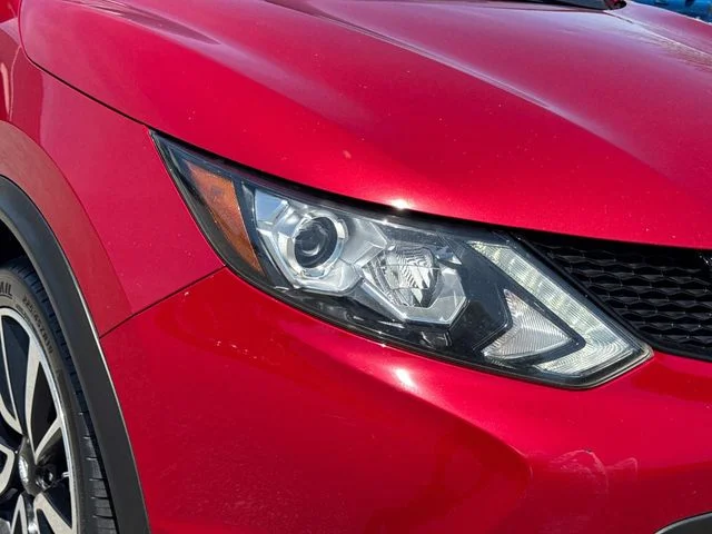 Used 2017 Red Nissan SL image 11