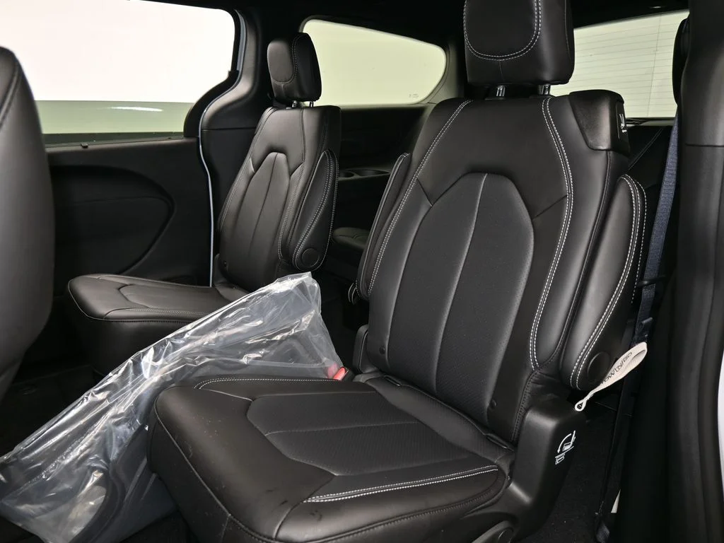 New 2026 Bright White Clear-Coat Exterior Paint Chrysler Select image 28