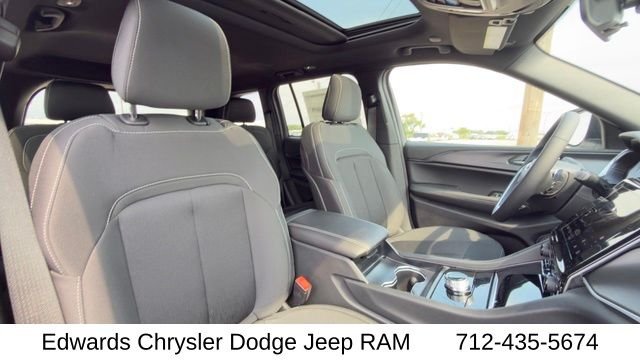 New 2026 Bright White Clear-Coat Exterior Paint Jeep Laredo X image 29