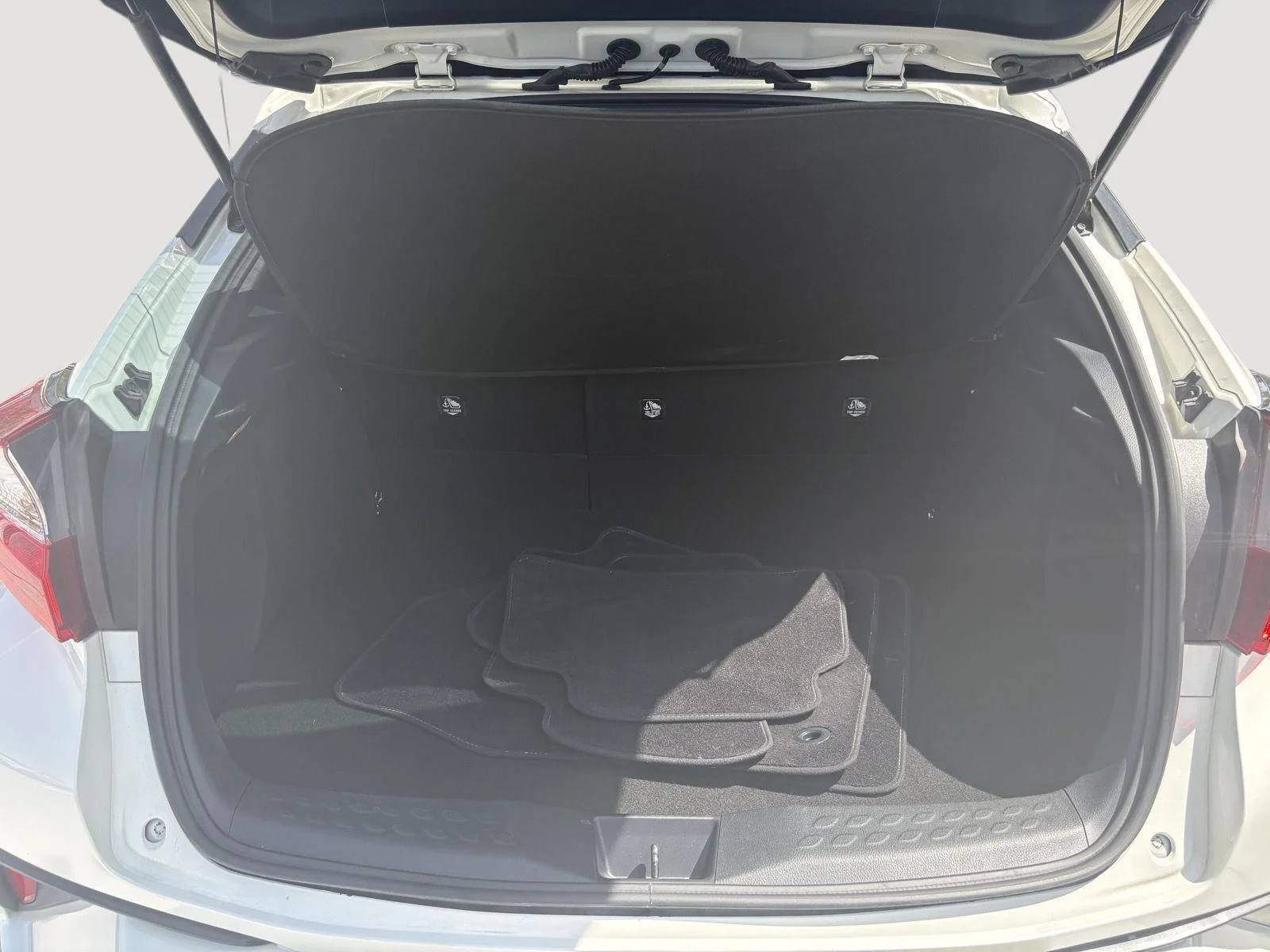 Used 2019 WHITE Toyota XLE image 7