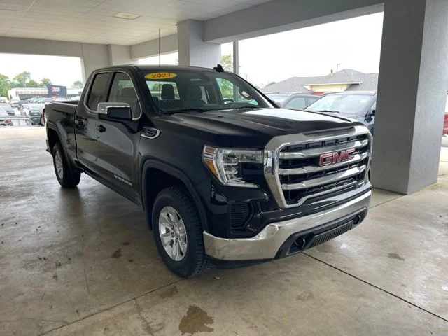 Used 2021 Black GMC SLE image 3