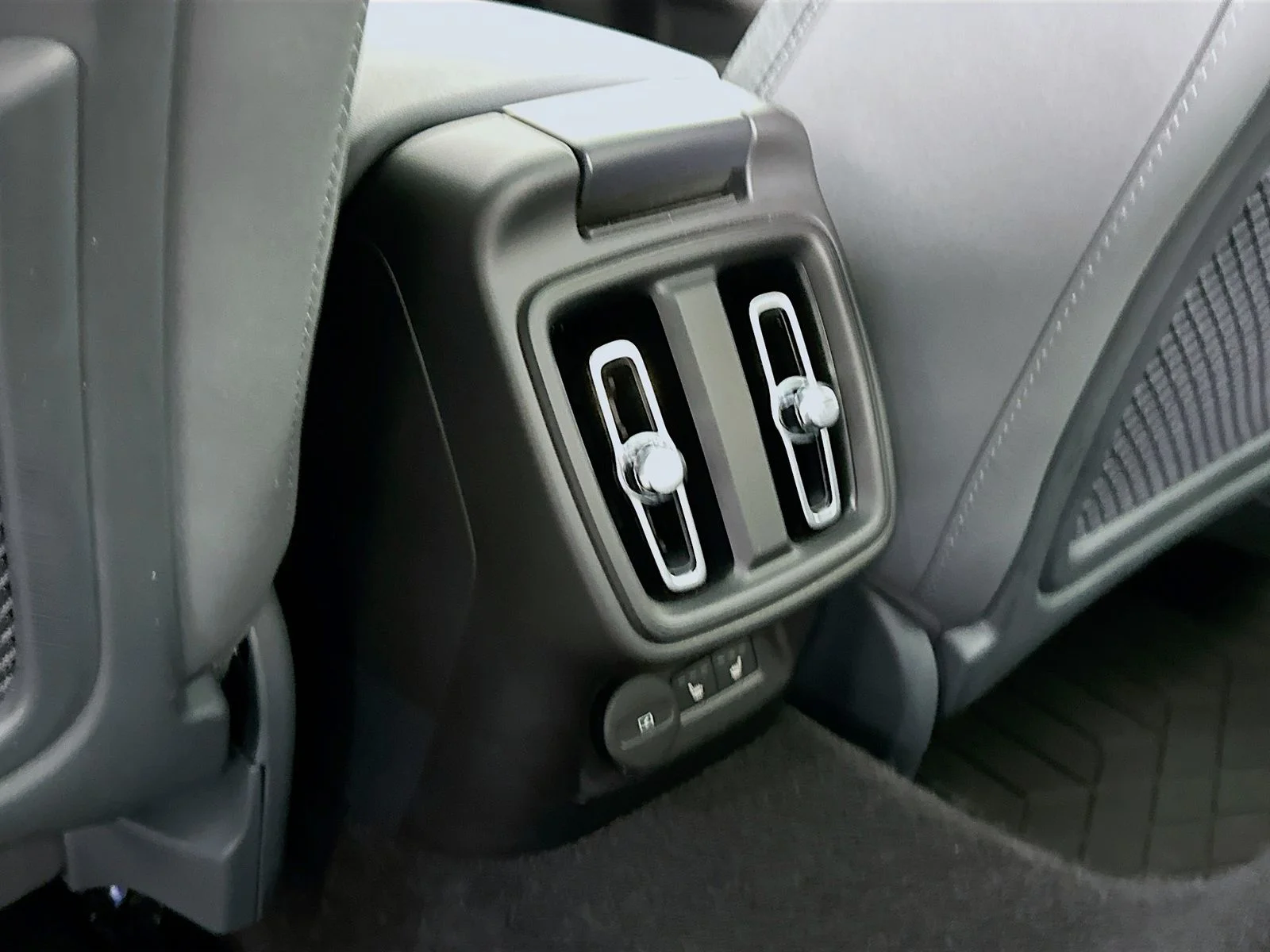 Used 2024 Magnesium Metallic Polestar Long Range Dual Motor image 26