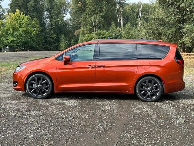 Used 2018 Copper Pearlcoat Chrysler Touring L image 6