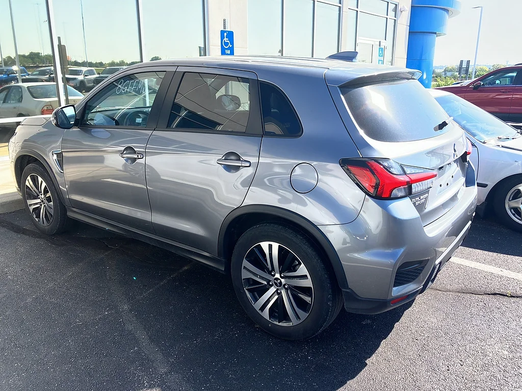 Used 2025 Mercury Gray Metallic Mitsubishi SE image 33