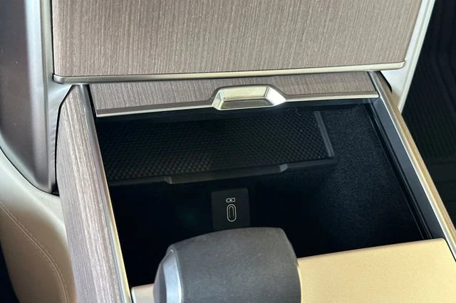 New 2026 Obsidian Black in Gloss Finish Land Rover SE image 19