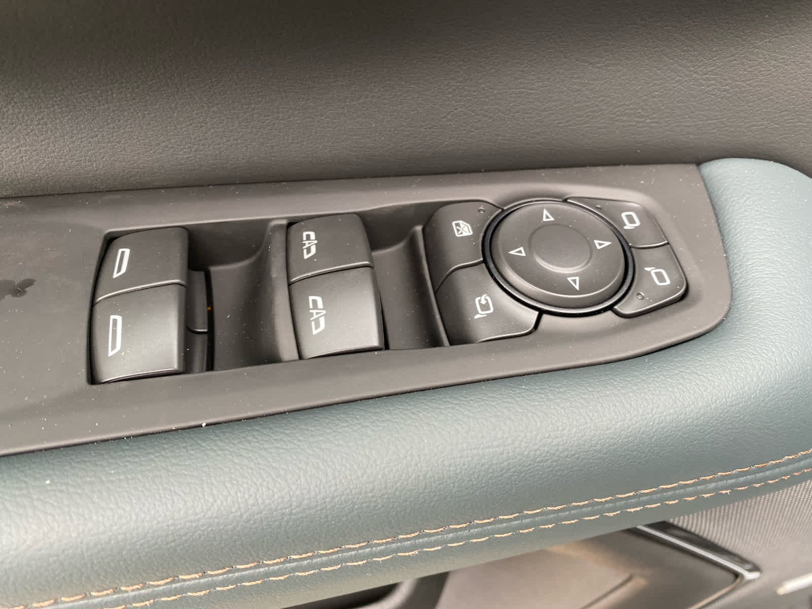 2026 GMC Yukon AT4 - Photo 10