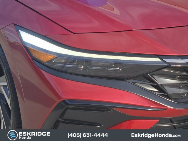 Used 2025 Red Hyundai SEL Convenience image 9