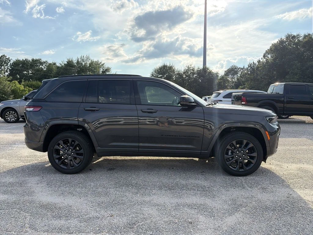 New 2026 Baltic Gray Metallic Clear-Coat Exterior Paint Jeep Limited Reserve image 6