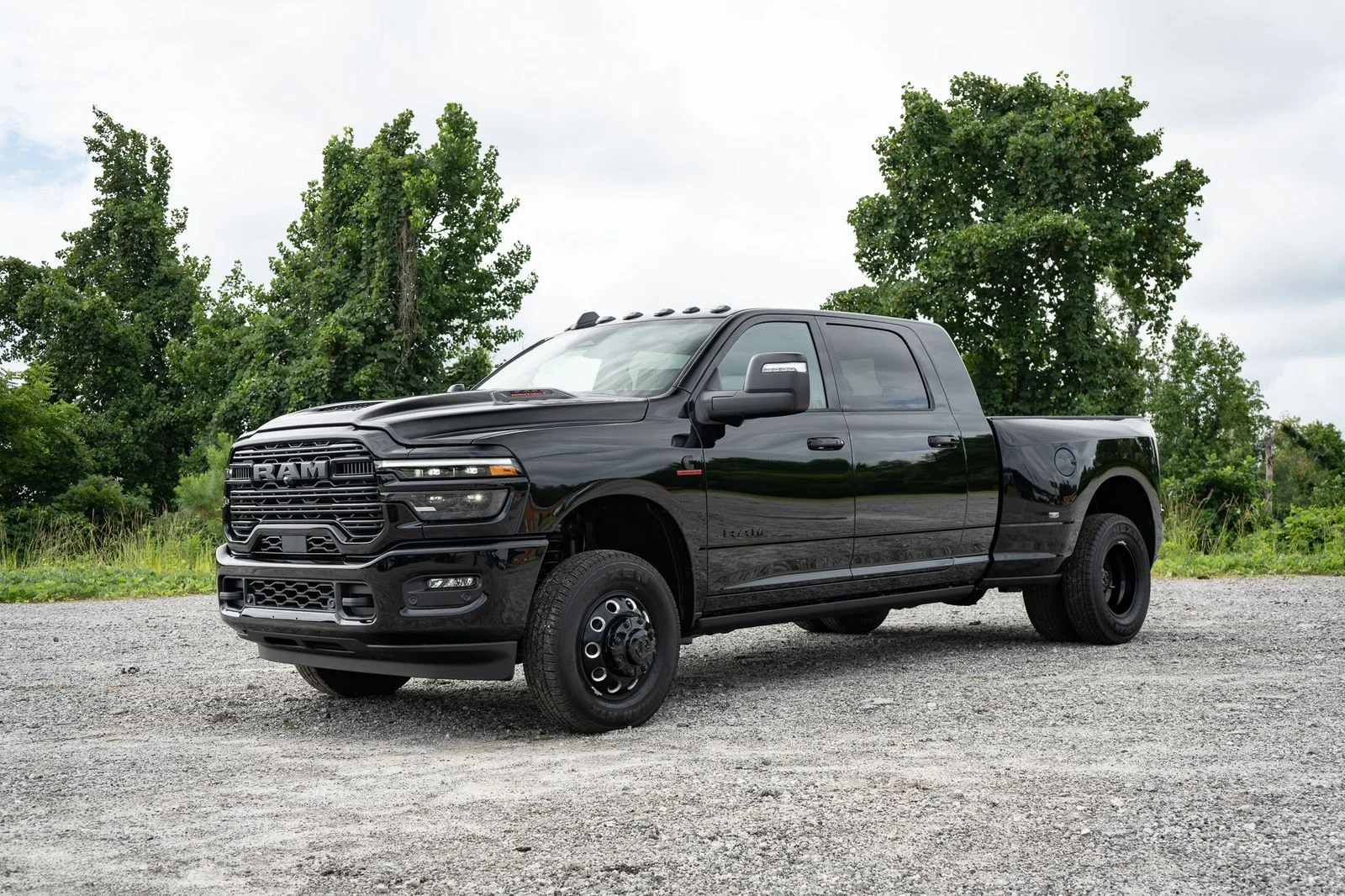 New 2026 Diamond Black Crystal Pearl-Coat Exterior Paint RAM Laramie image 9