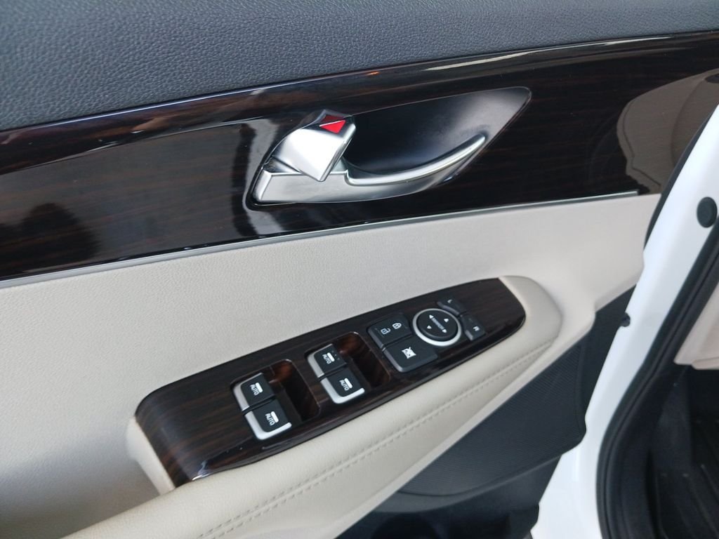 Used 2019 White Kia EX image 31