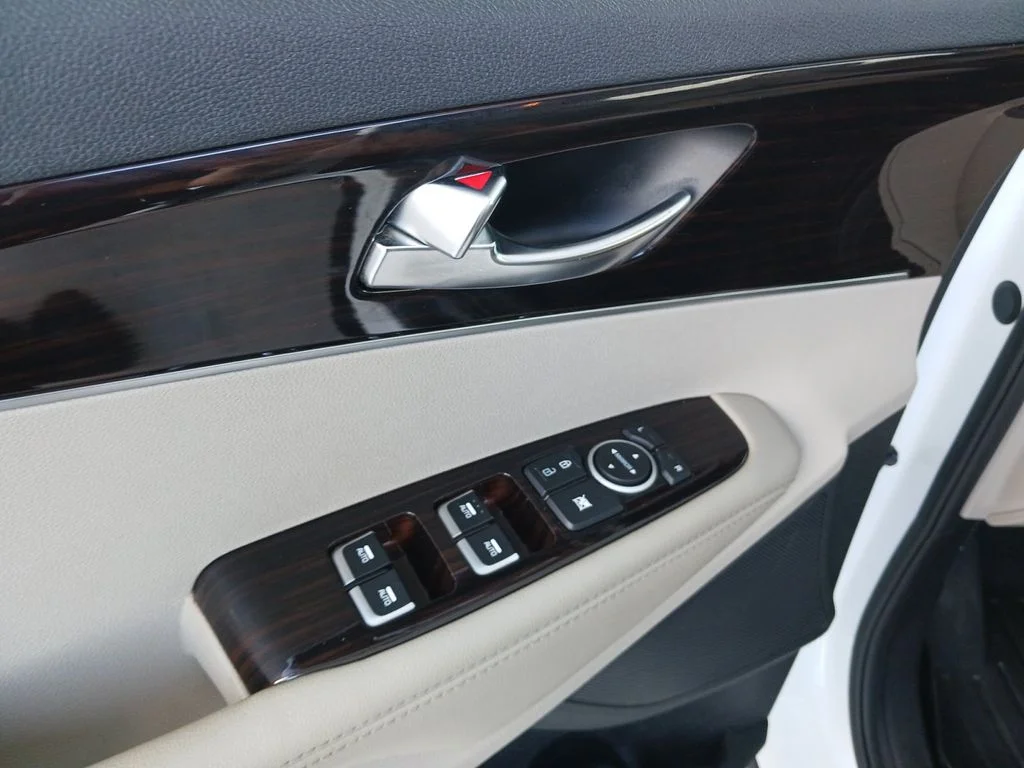 Used 2019 White Kia EX image 31