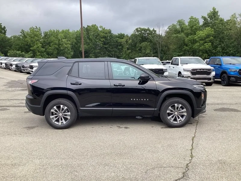 2027 Chevrolet Equinox LT - Photo 8