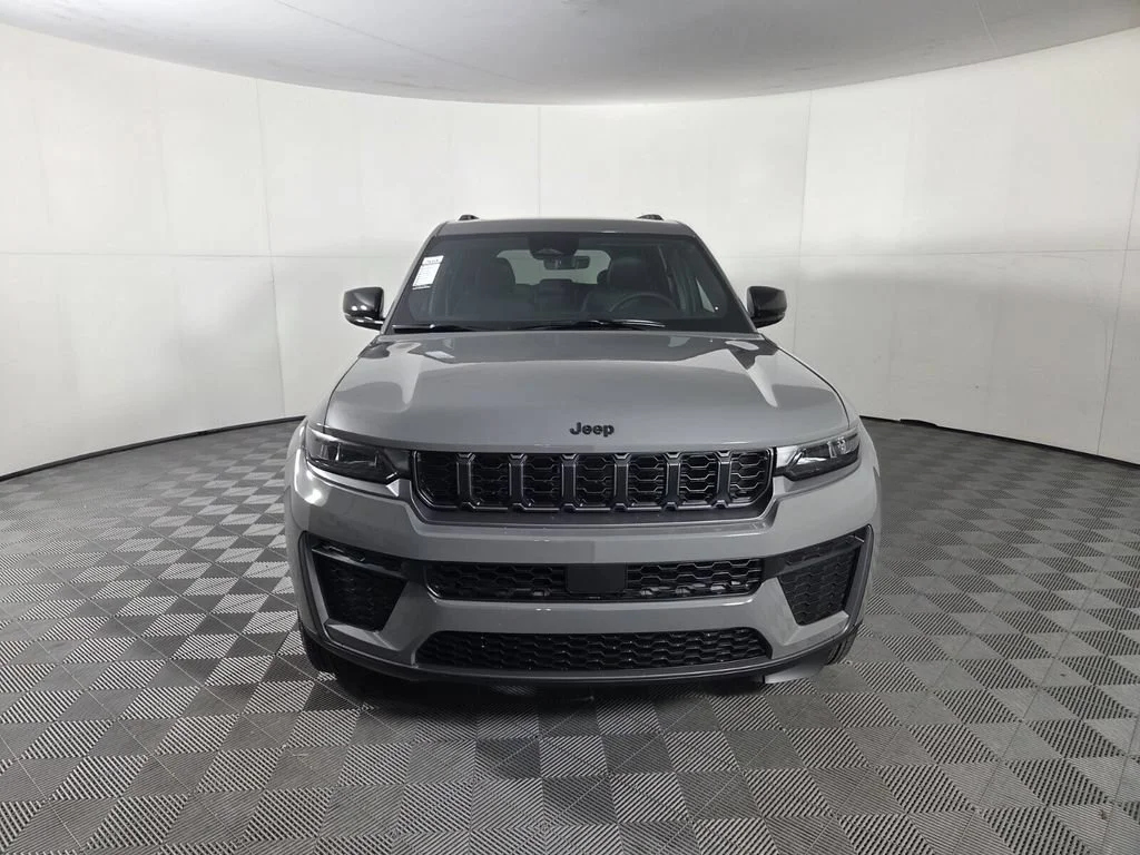 New 2027 Sting-Gray Clearcoat Jeep Laredo Altitude image 3