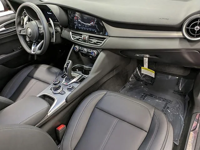 Used 2025  Alfa Romeo  image 32