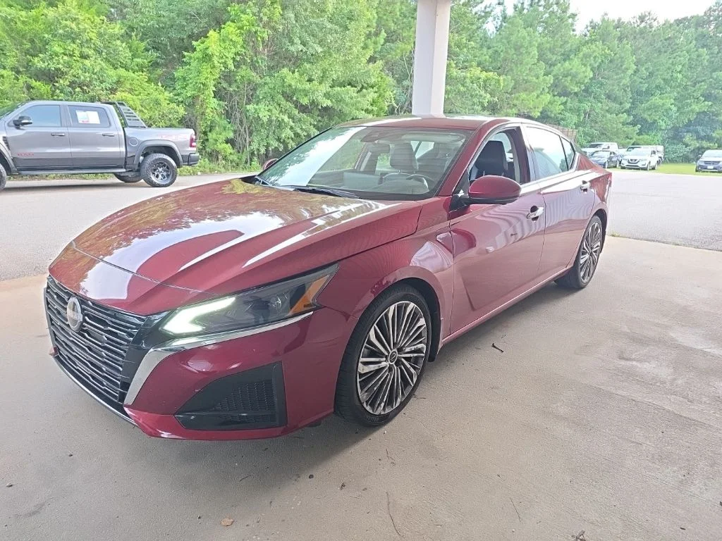 Used 2024 Red Nissan 2.5 SL image 1