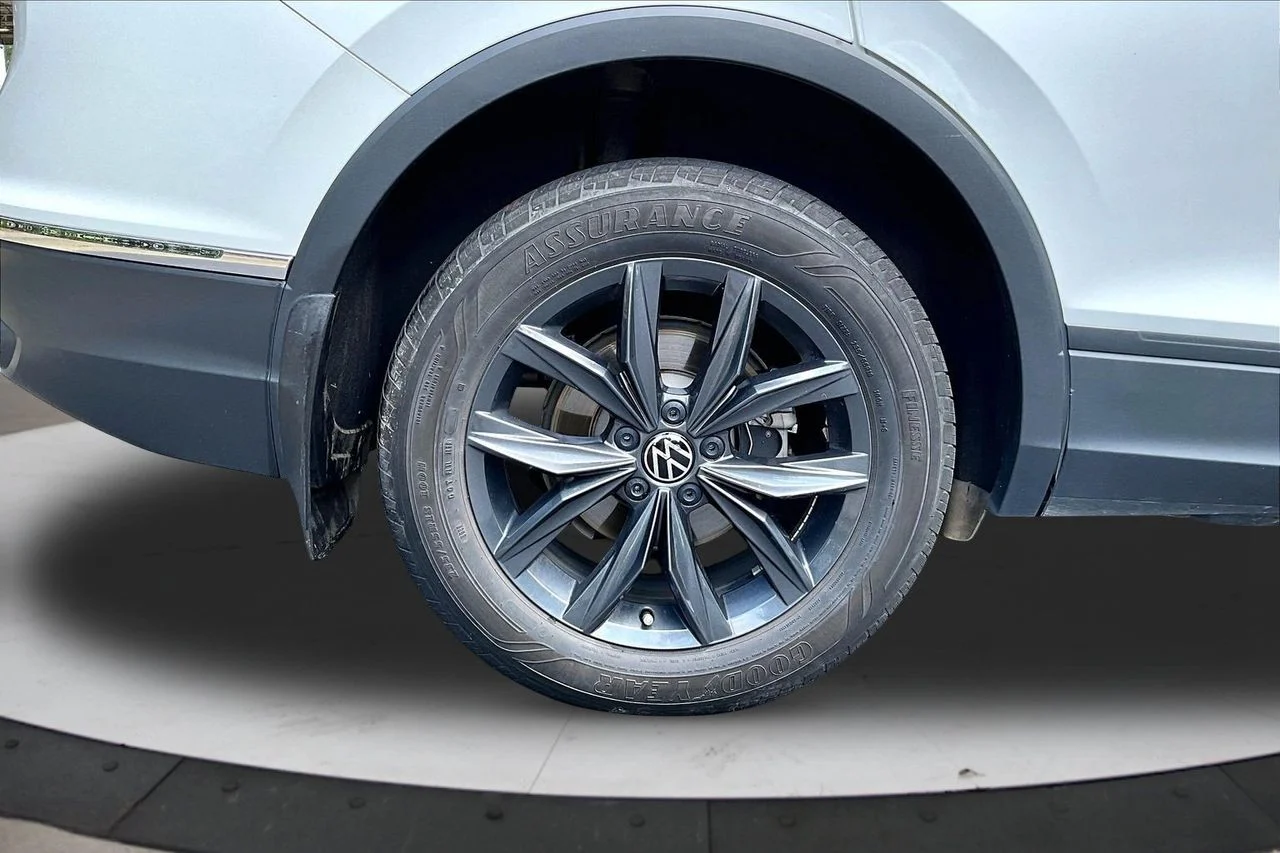 Certified Used 2023  Volkswagen 2.0T SE image 34