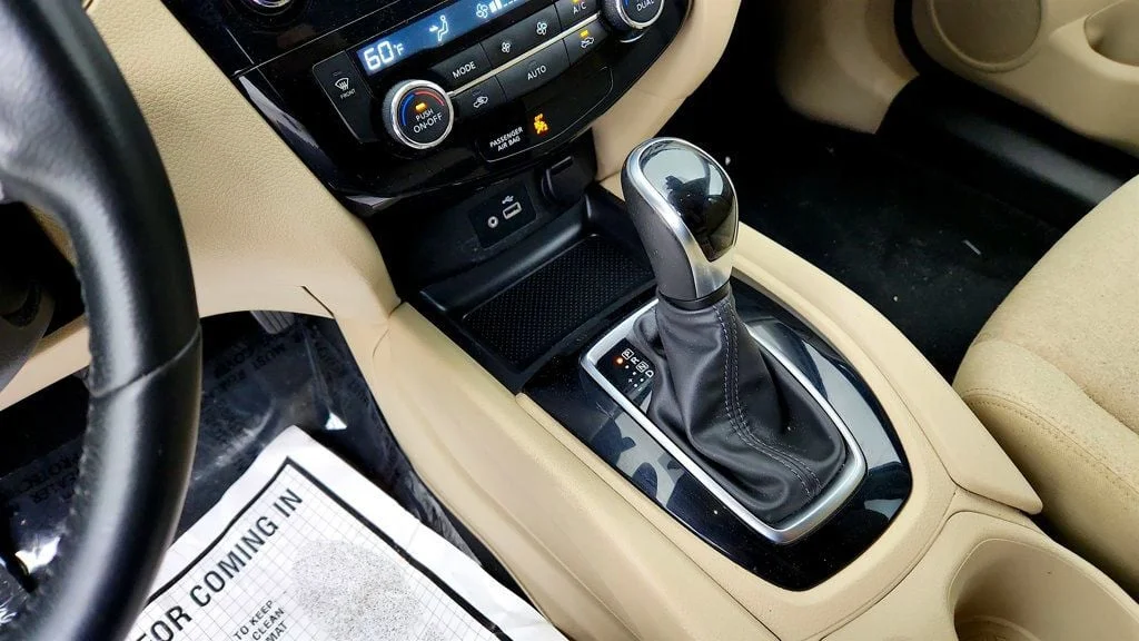 Used 2019 Pearl White Tricoat Nissan FWD SV image 16