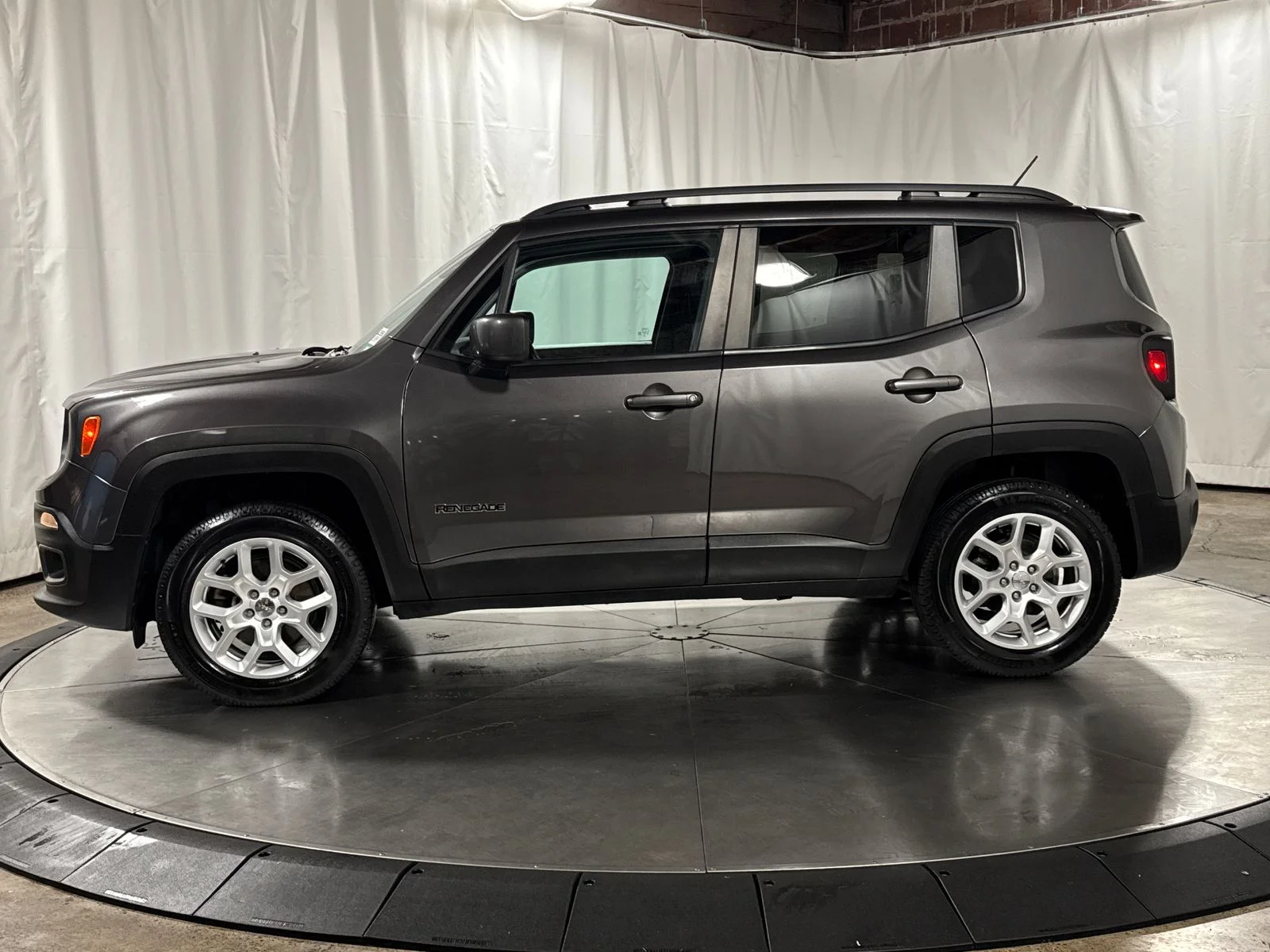 Used 2017 Granite Crystal Metallic Clearcoat Jeep Latitude image 8