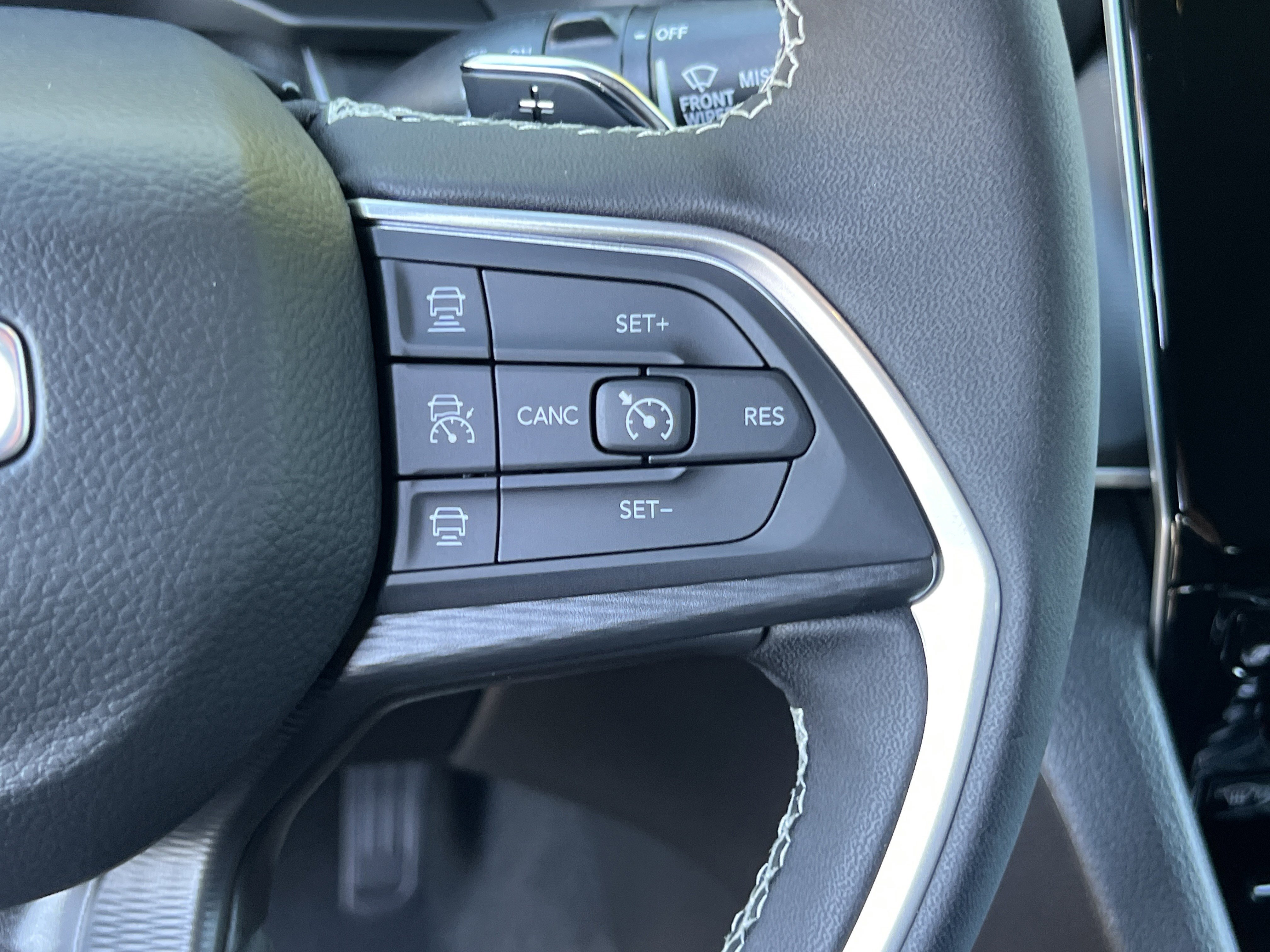 New 2026 Diamond Black Crystal Pearlcoat Jeep Laredo X image 26