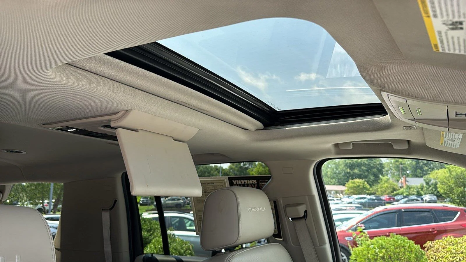 Used 2019 White Frost Tricoat GMC Denali image 9