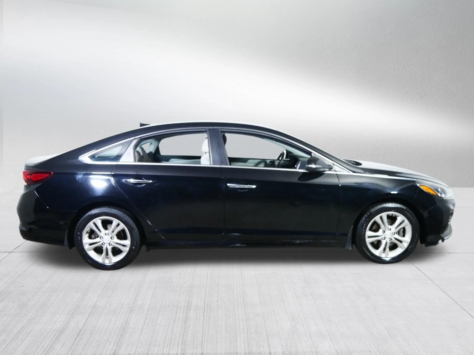 Used 2018 Phantom Black Hyundai SEL image 8