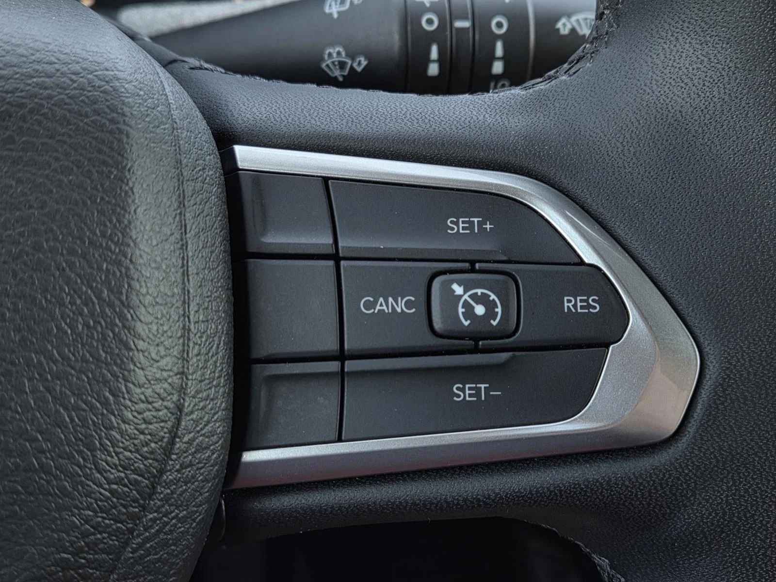 Used 2025 White/off-white Jeep Latitude 4x4 image 22