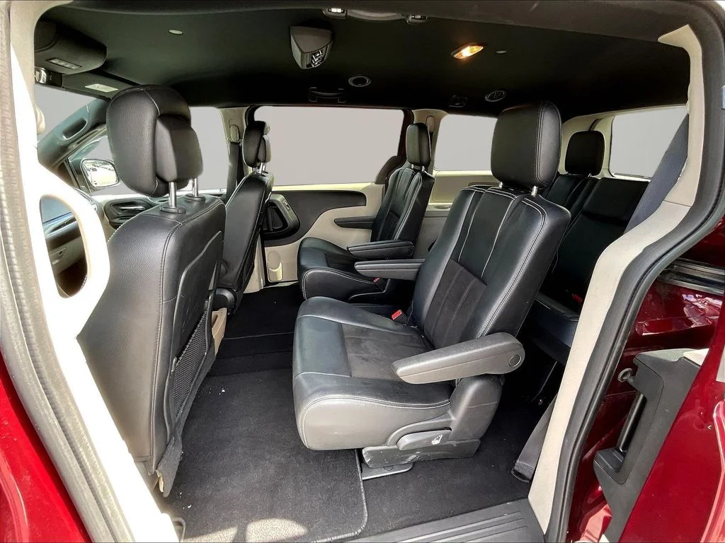 Used 2019 Red Dodge SXT image 28