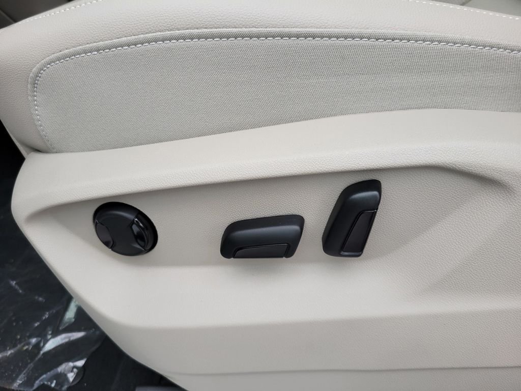 New 2026 White/off-white Volkswagen SE w/Technology image 9