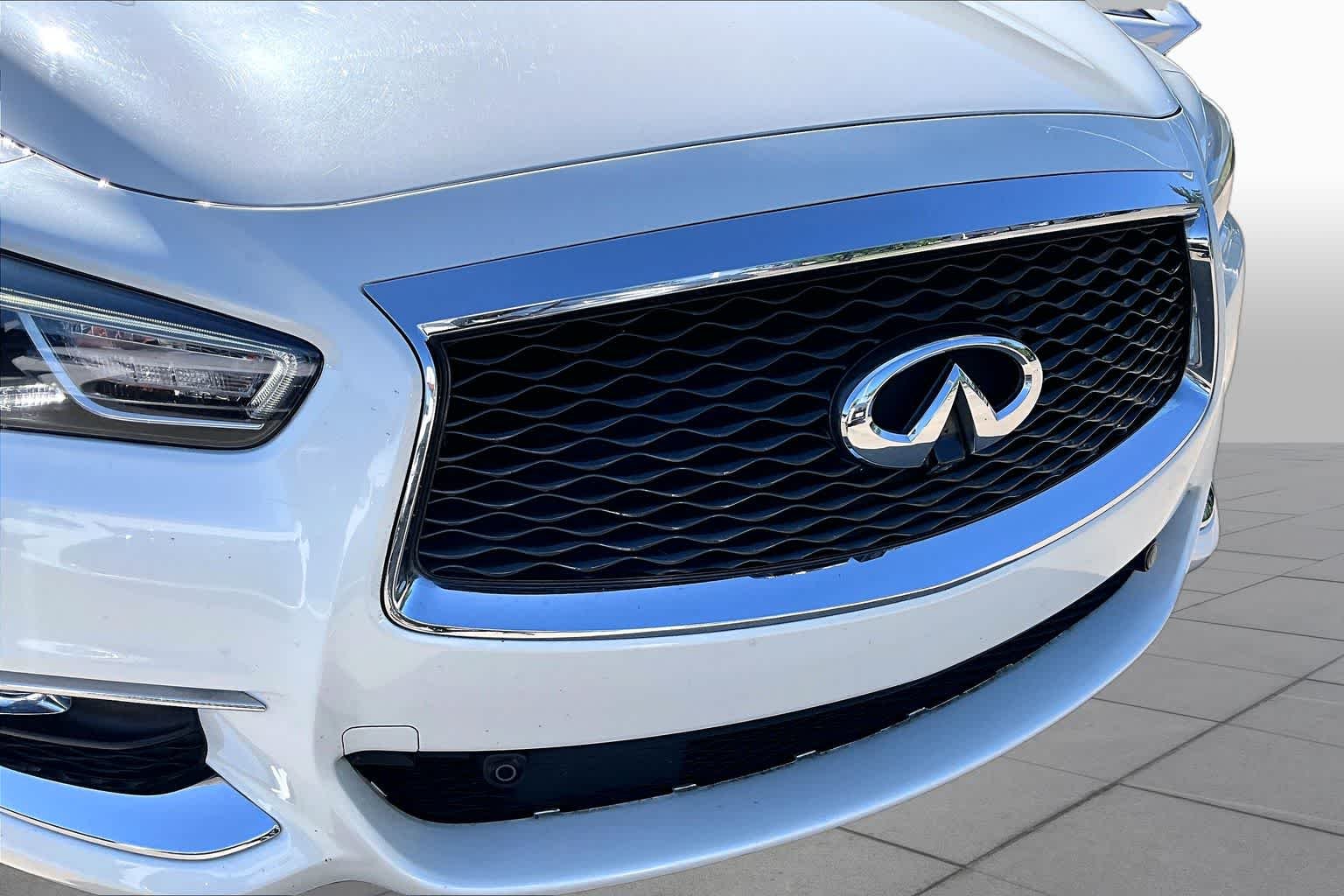 Used 2020 Majestic White INFINITI LUXE image 28