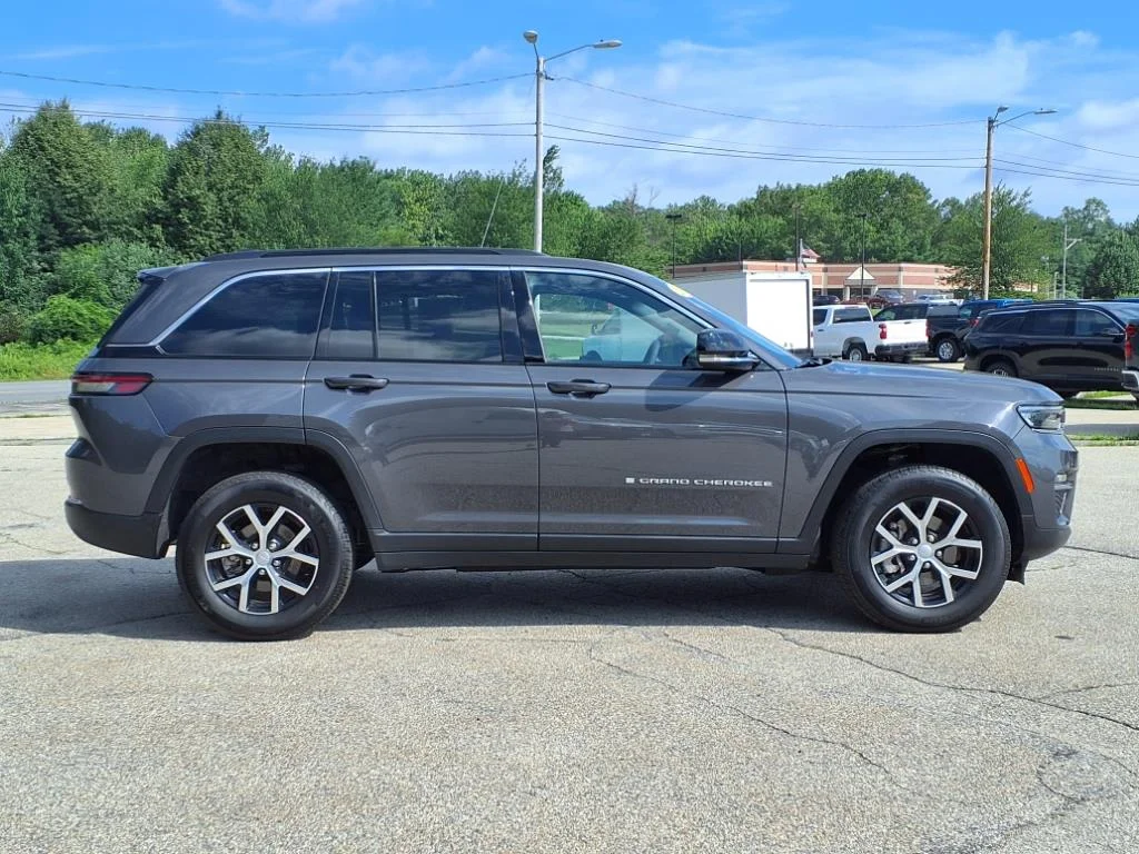Used 2024 Gray Jeep Limited 4x4 image 2