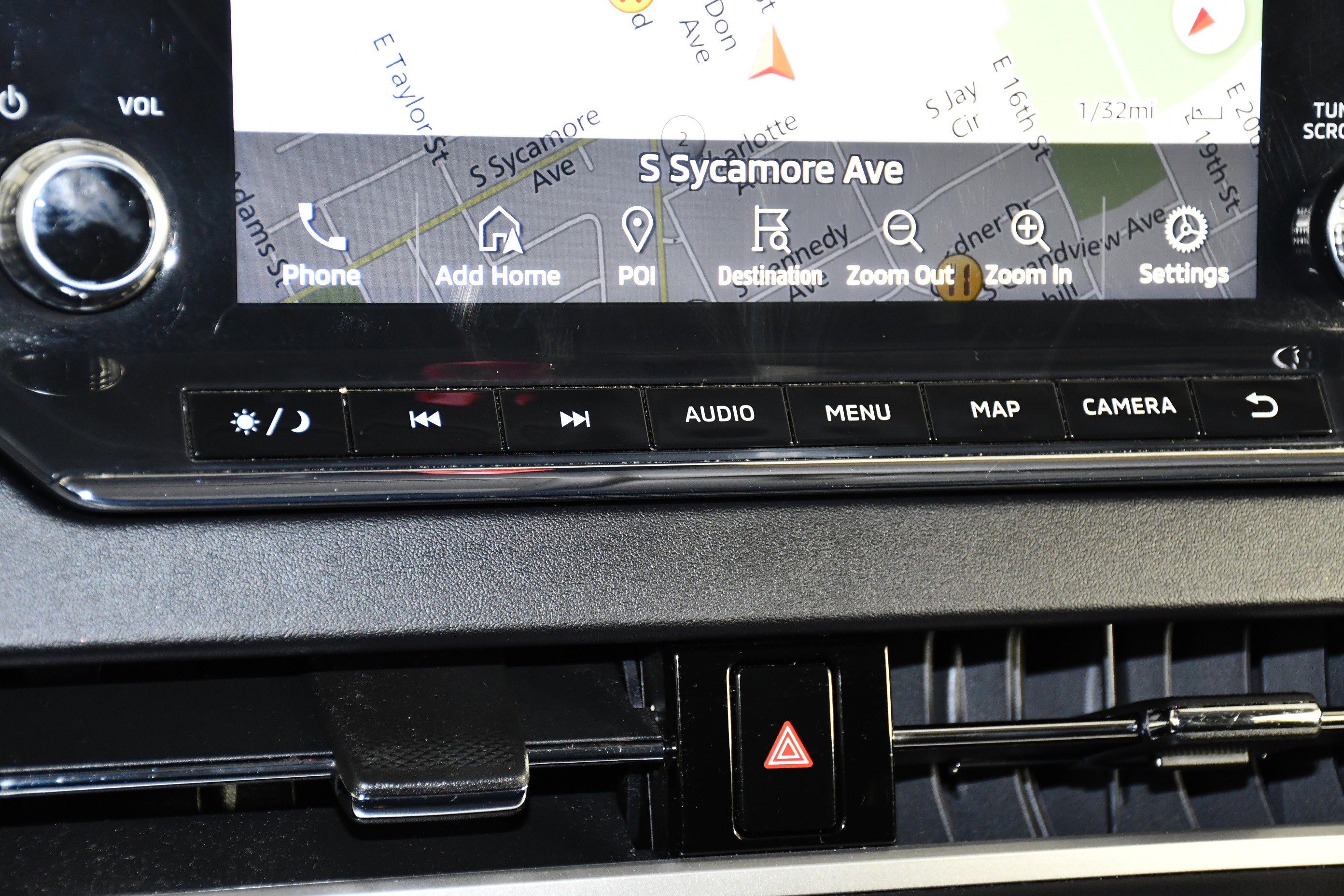 Certified Used 2022 White Diamond Mitsubishi SE image 28