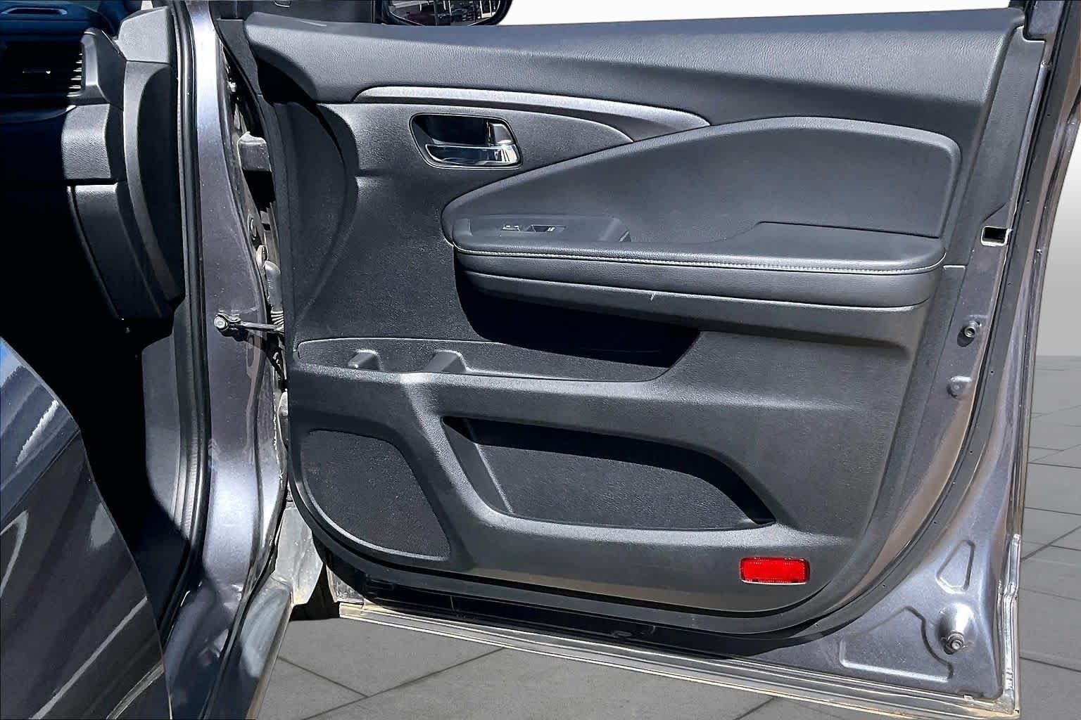 Used 2025 Modern Steel Metallic Honda RTL image 22