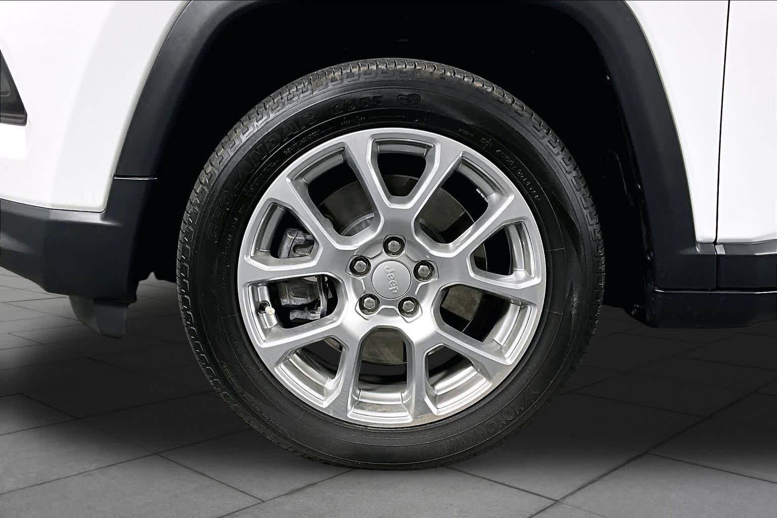 Used 2024 White Jeep Latitude Lux FWD image 11
