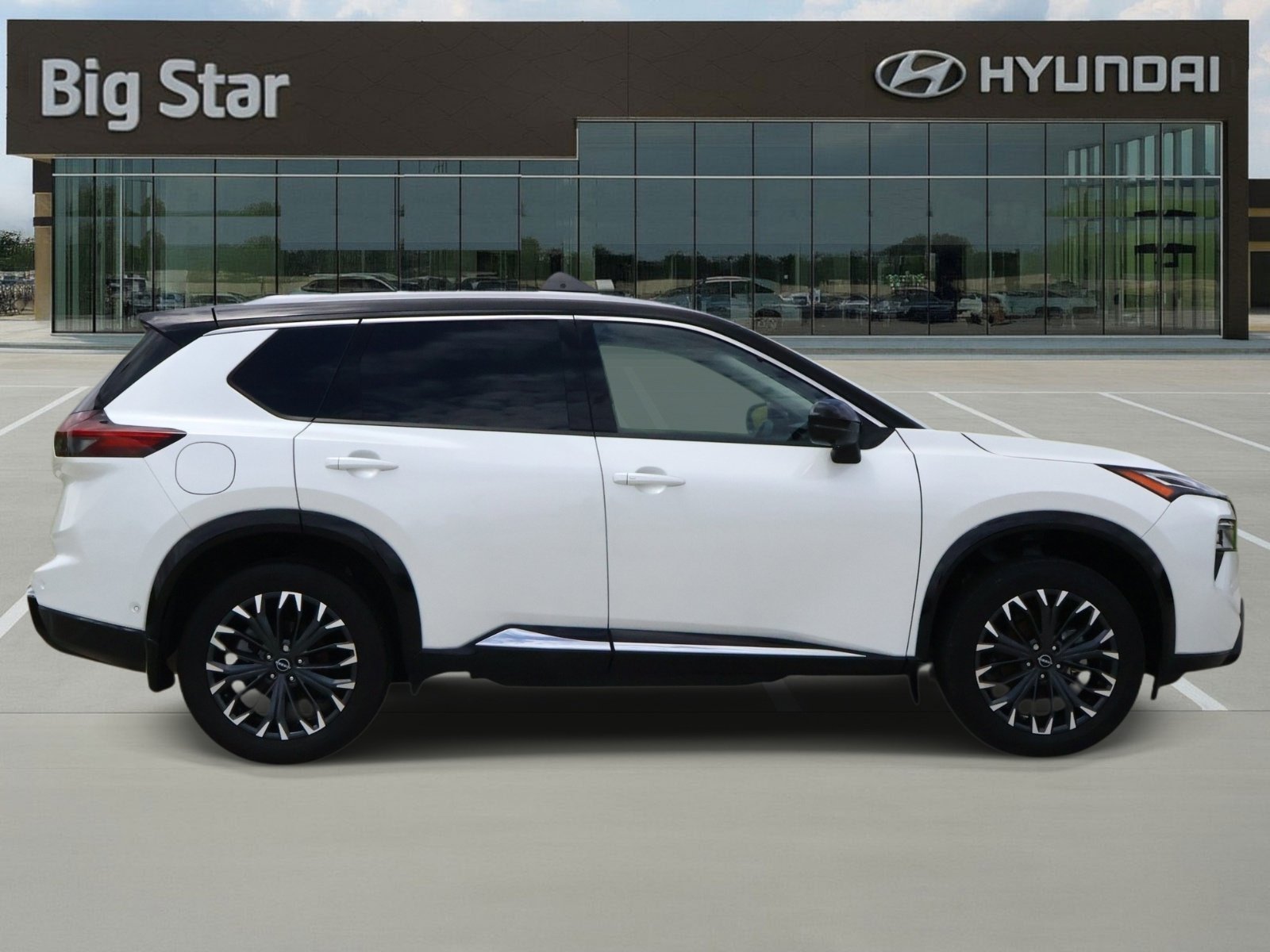 Used 2025 Everest White Pearl/Super Black Nissan Platinum image 5