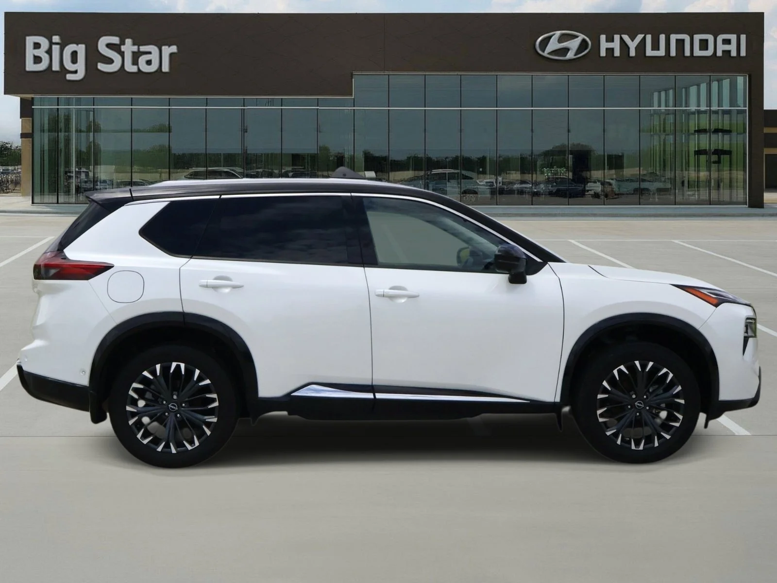 Used 2025 Everest White Pearl/Super Black Nissan Platinum image 5